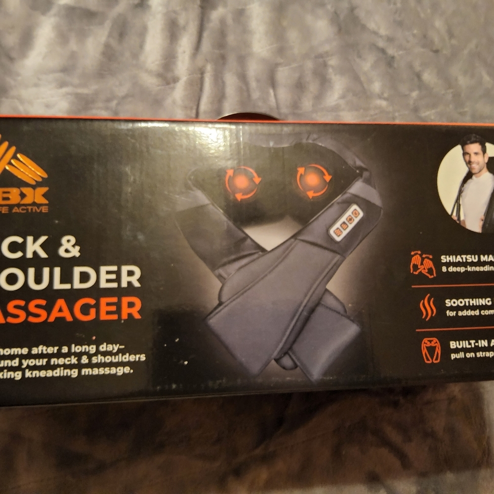 NECK &SHOLDER MASSAGER NEW IN BOX